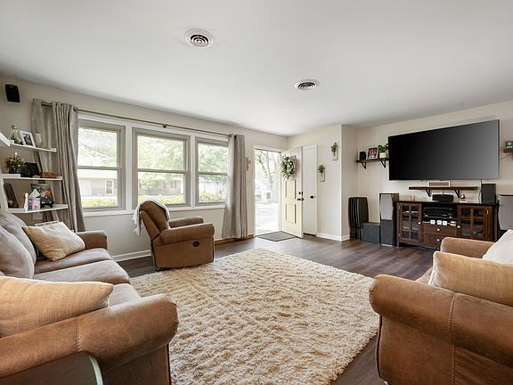 4th image of 2408 W Sheffield Dr