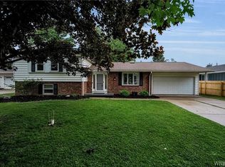 38 Sandhurst Ln, Amherst, NY 14221