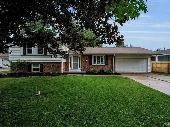 38 Sandhurst Ln, Amherst, NY 14221
