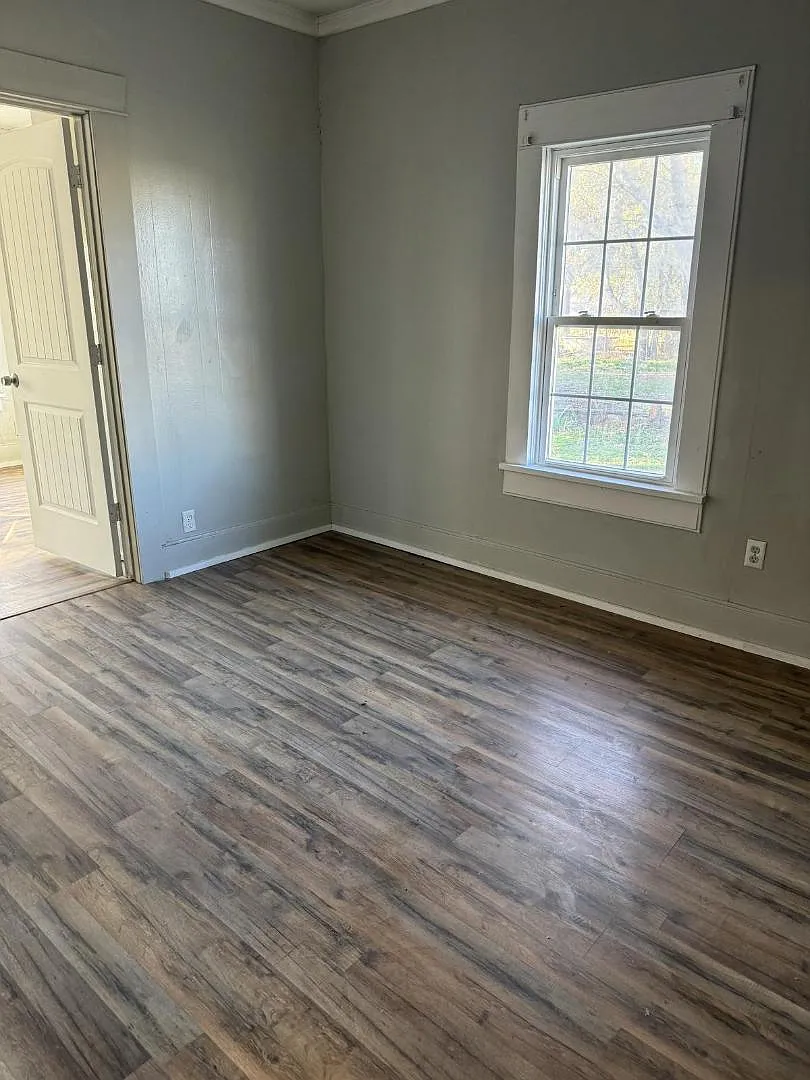 835 E Walnut St — Photo 3