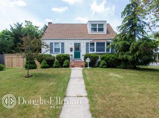 72 Fuller Ave, Islip, NY 11751