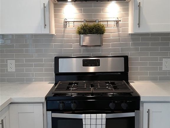 4th image of 5711 Woodman Ave
