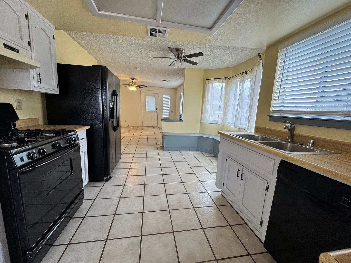 Ready Now! 3 Bedrooms - 2 Bathrooms With Fenced Backyard — Photo 4