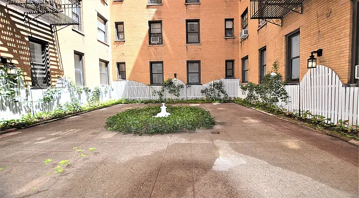 Rented by Manhattan Realty Group | media 3