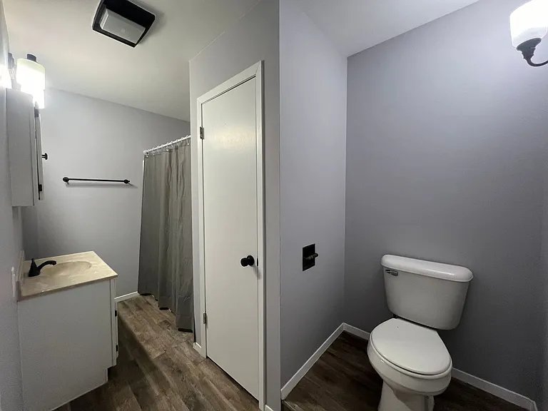 2415 Farnam St — Photo 4