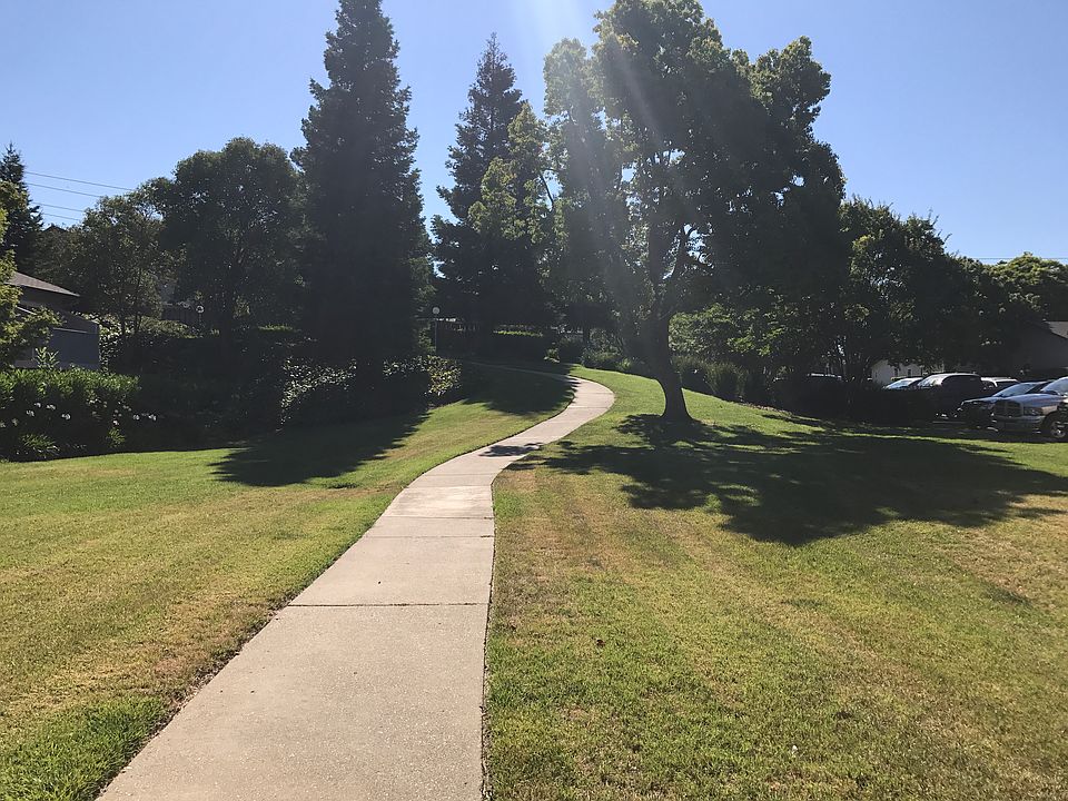 2nd image of 419 Holiday Hills Dr