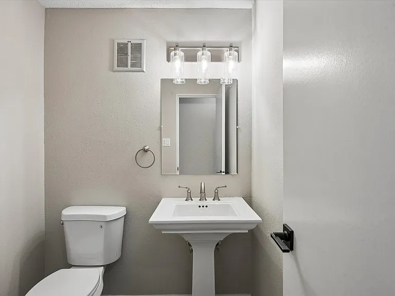 2815 S Locust St — Photo 15