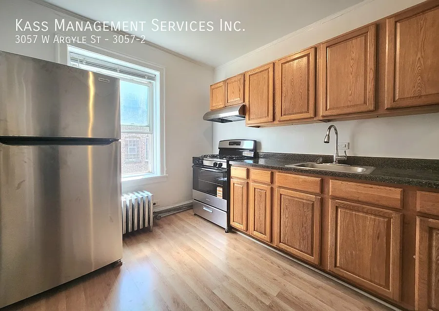 Spacious 2 bedroom overlooking River park, hardwood floors, eat-in kitchen, heat included — Photo 1