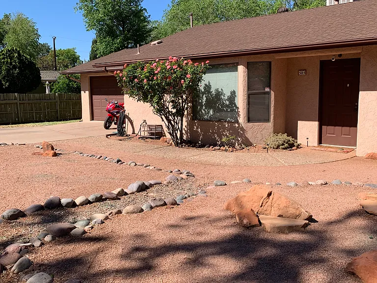 585 Sunset Ln — Photo 3
