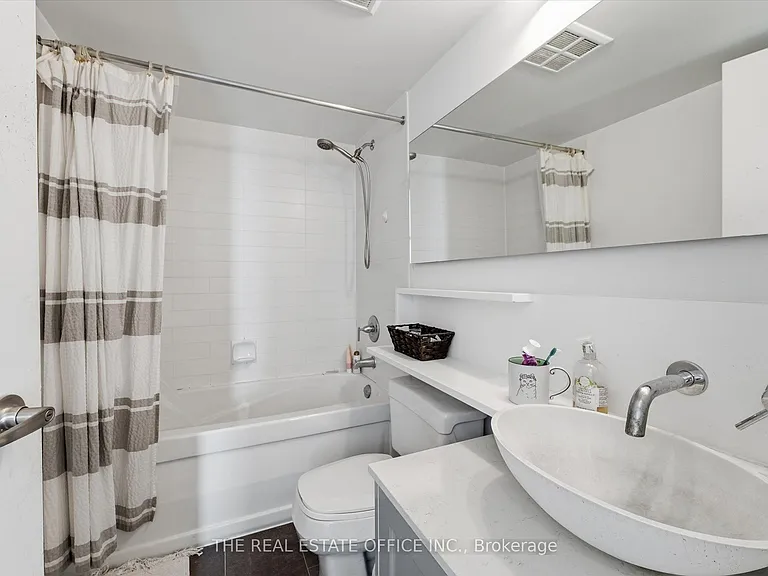 15 Fort York Blvd #4212 — Photo 17