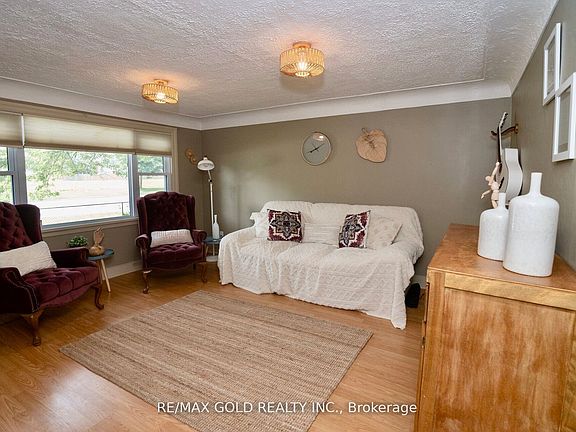 3rd image of 5853 McLeod Rd