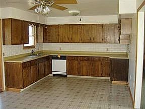 Has newer white shaker kitc