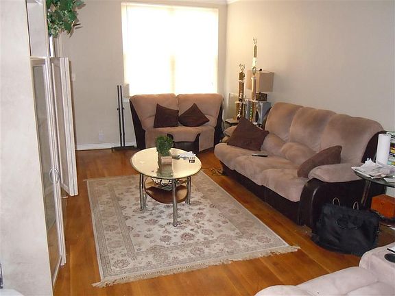 2nd image of 935 E 54th St #2