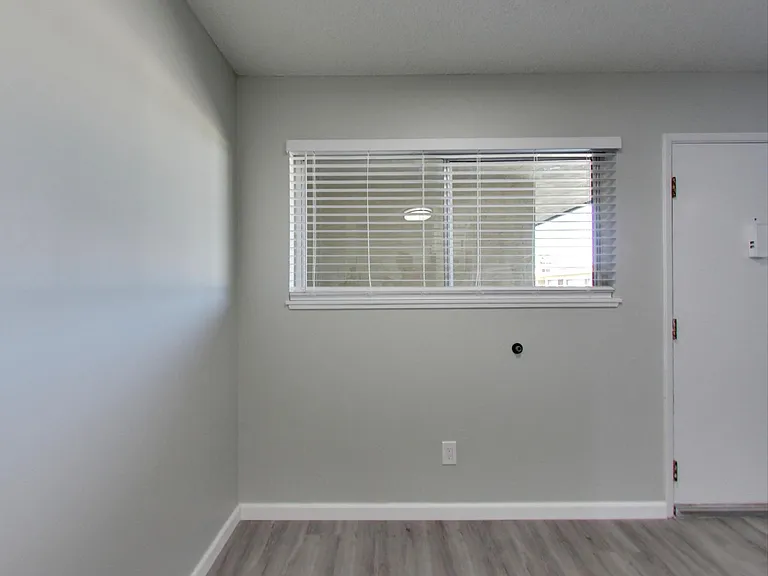 ROYALE APARTMENTS — Photo 6