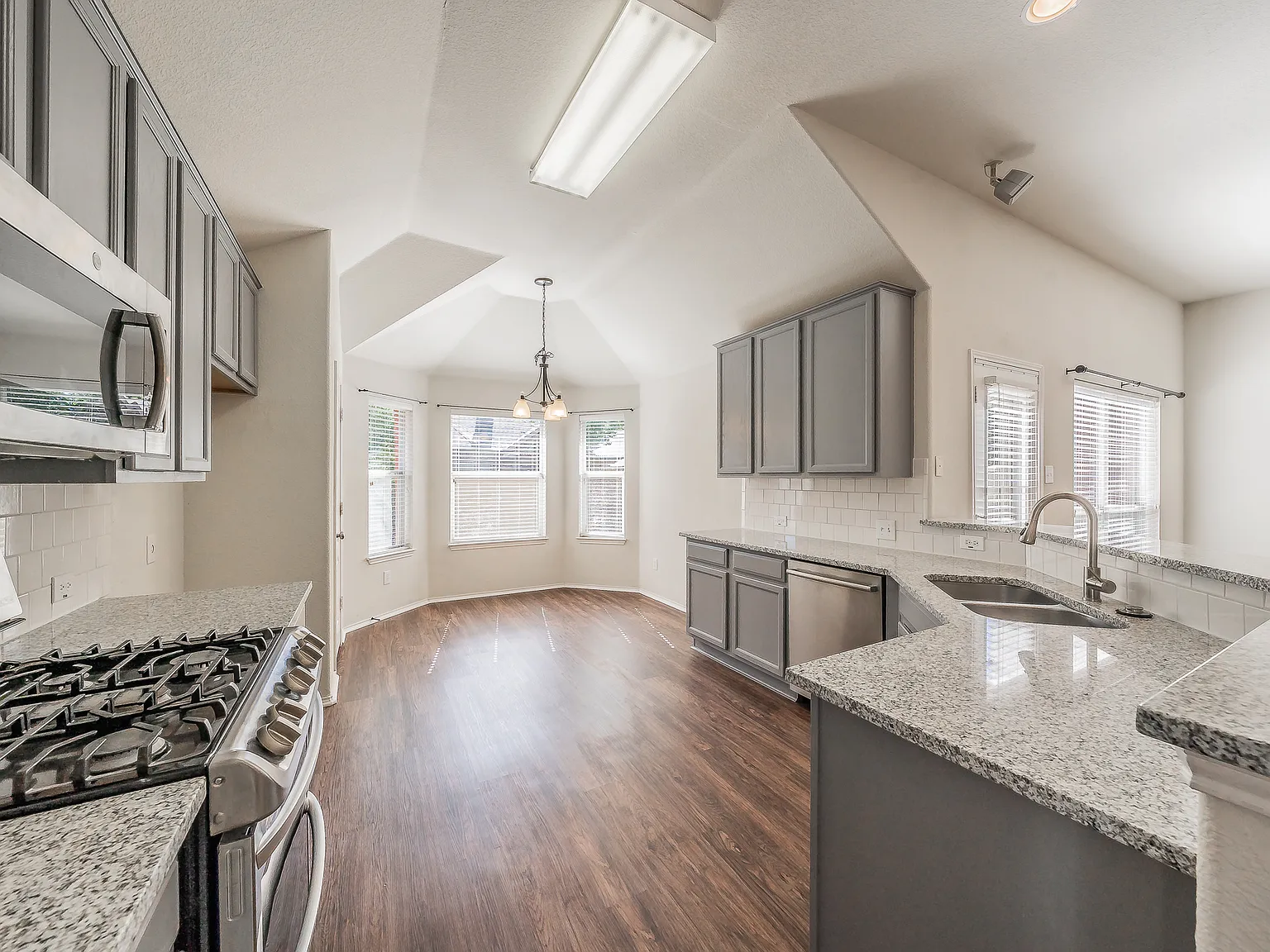 3 bed, 1703 sqft, $2,350 — Photo 2