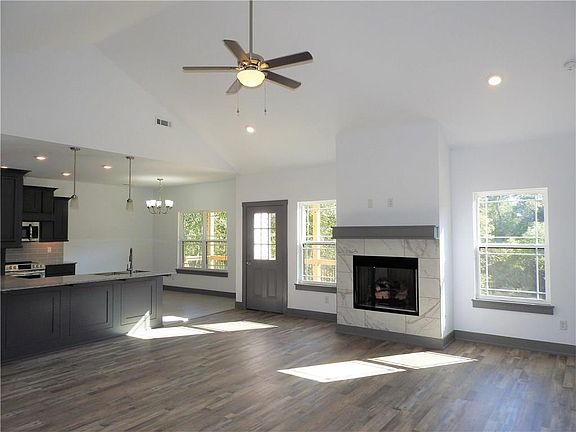 5th image of 8 Alice Ln