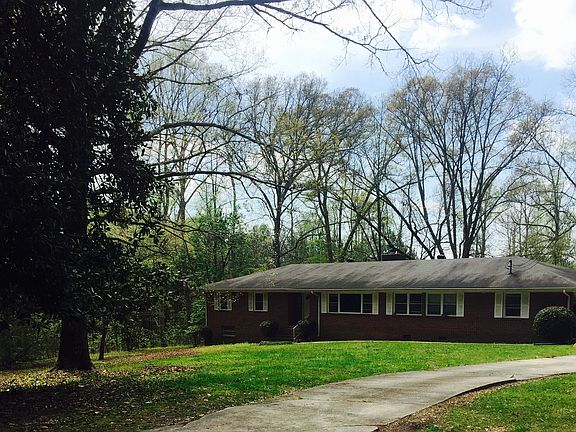 4th image of 555 Lakeshore Dr