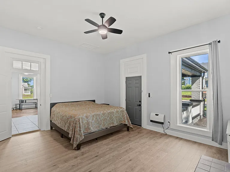 222 W Market St — Photo 18