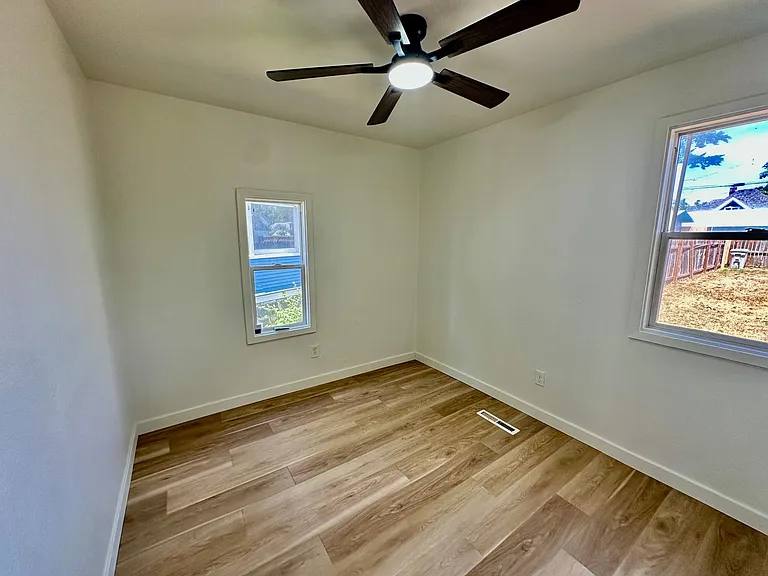 2022 W Dean Ave — Photo 13