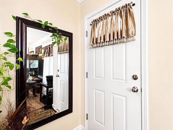 4th image of 825 Siesta Dr #1102