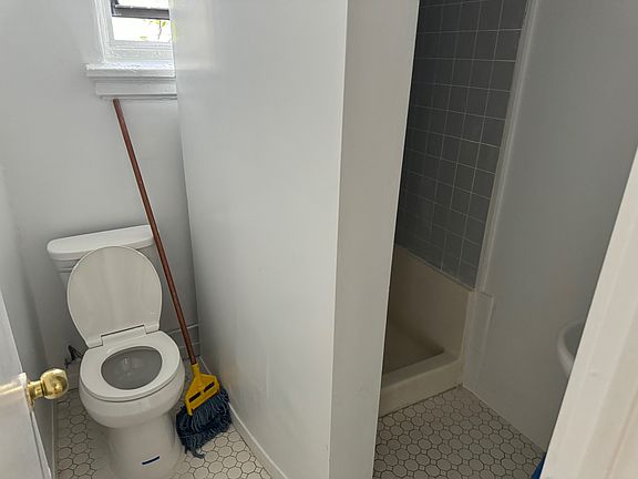 4th image of 543 W 49th St APT 45