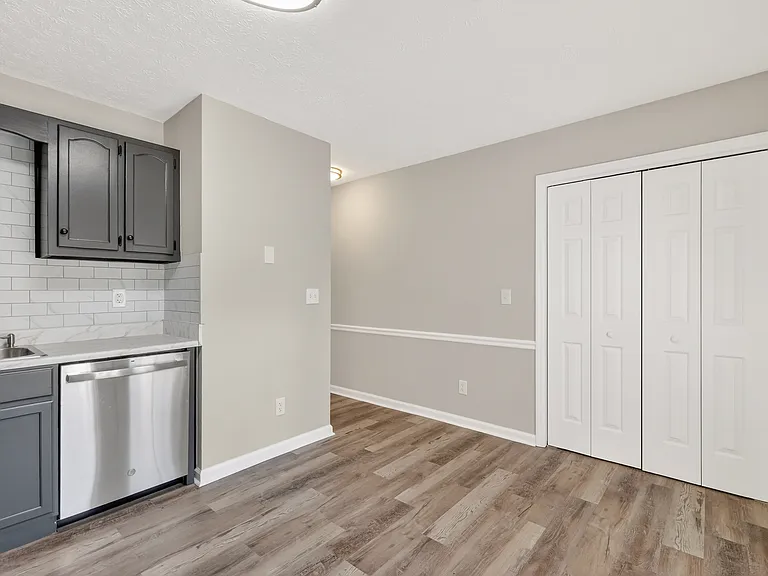 601 E Grundy St #B — Photo 16