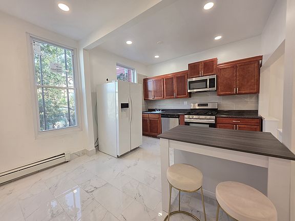 2nd image of 2041 41st St #2