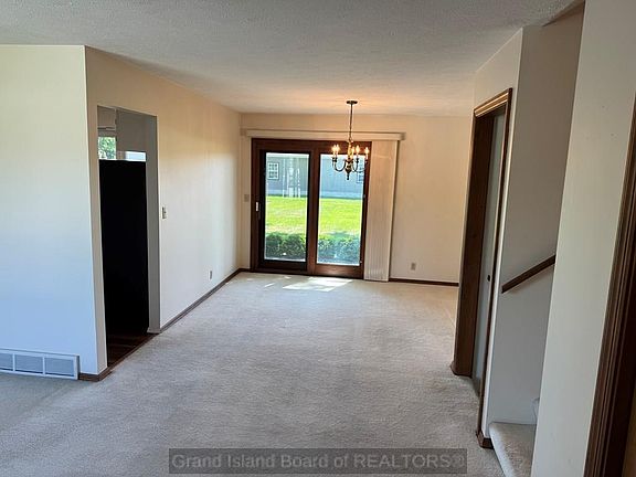 4th image of 631 Swan Ln