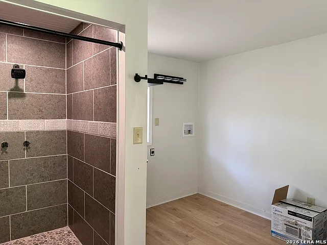 1515 E Bowie St — Photo 3