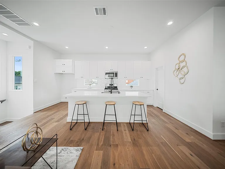1120 Hogan St — Photo 7