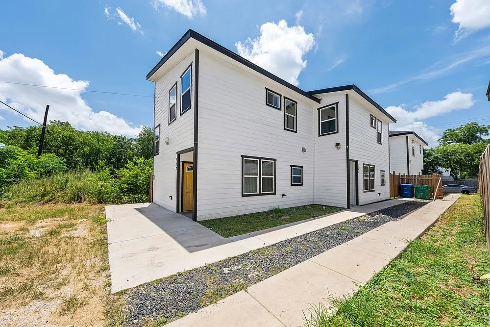 2 bed, 2.5 bath, 839 sqft, $1,325 — Photo 3