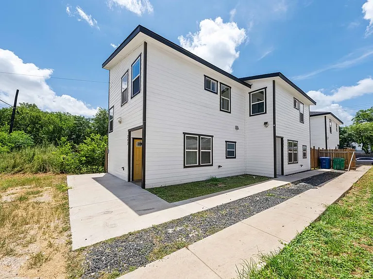 323 Gabriel St #202 — Photo 3
