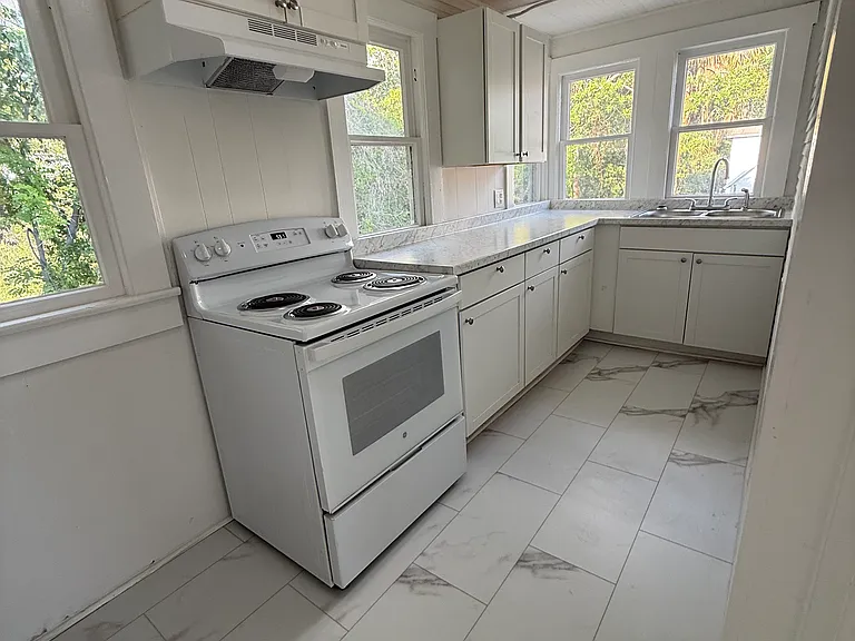 210 S Magnolia Ave — Photo 5