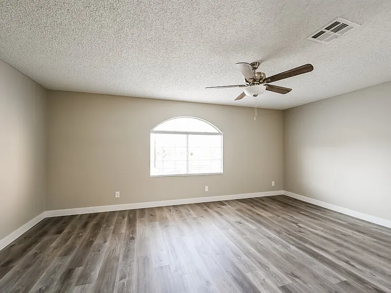 1512 Spreading Oak Dr — Photo 7