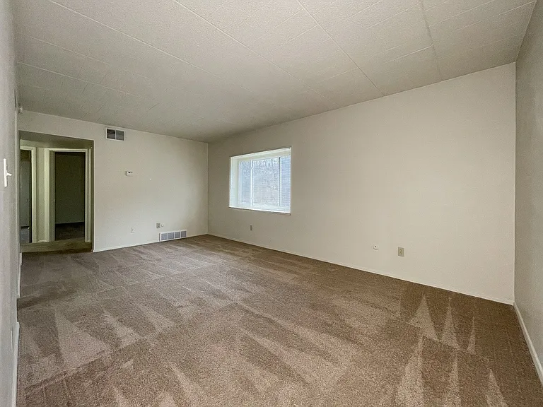 Oak Creek Apartments — Photo 16