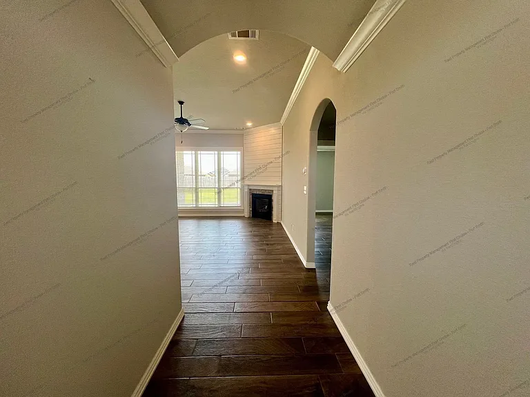 9007 Hawthorne Ln — Photo 3