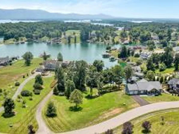38 Compass Cove Cir, Moneta, VA 24121