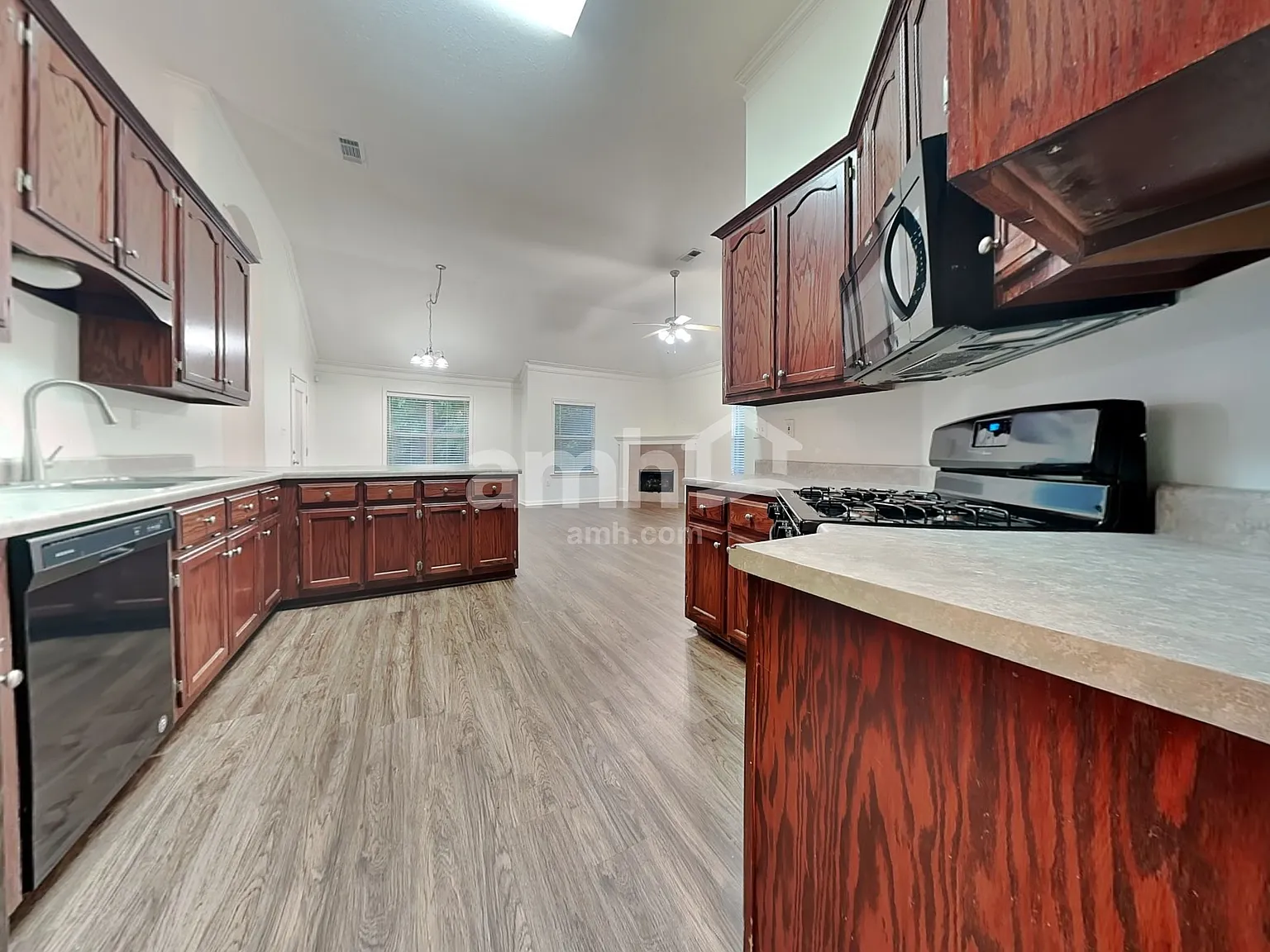 3 bed, 3.0 bath, 2500 sqft, $2,385 — Photo 3