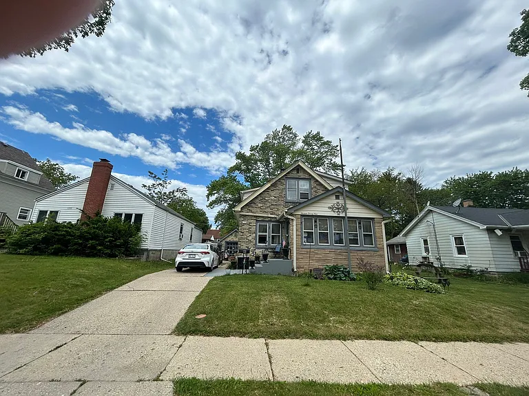 1329 S 89th St — Photo 1