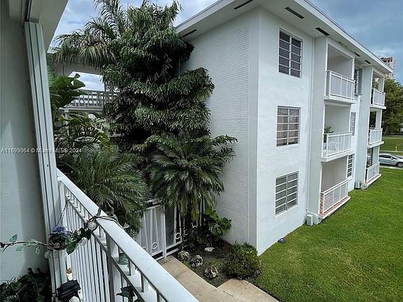 3rd image of 1631 NE 114th St APT 204