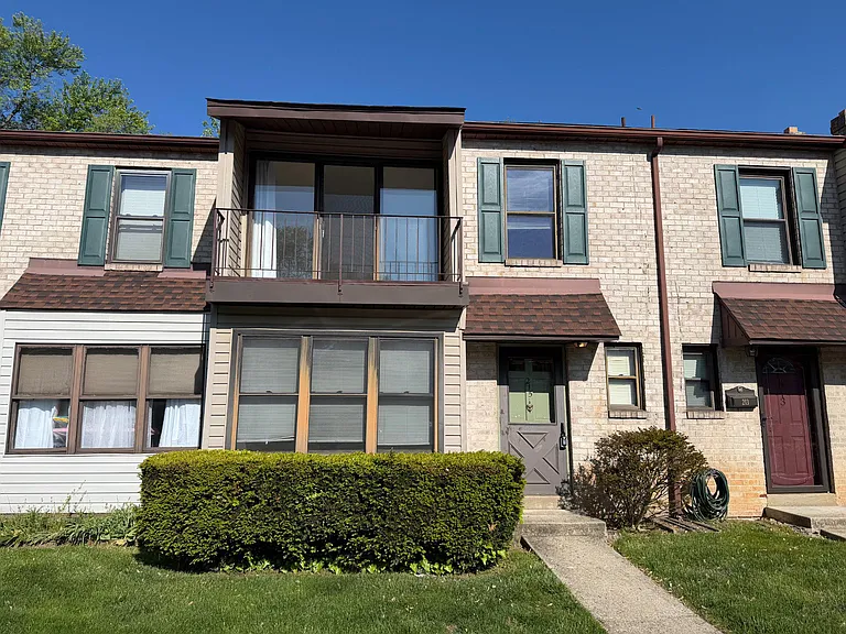 215 East Ct #215 — Photo 1