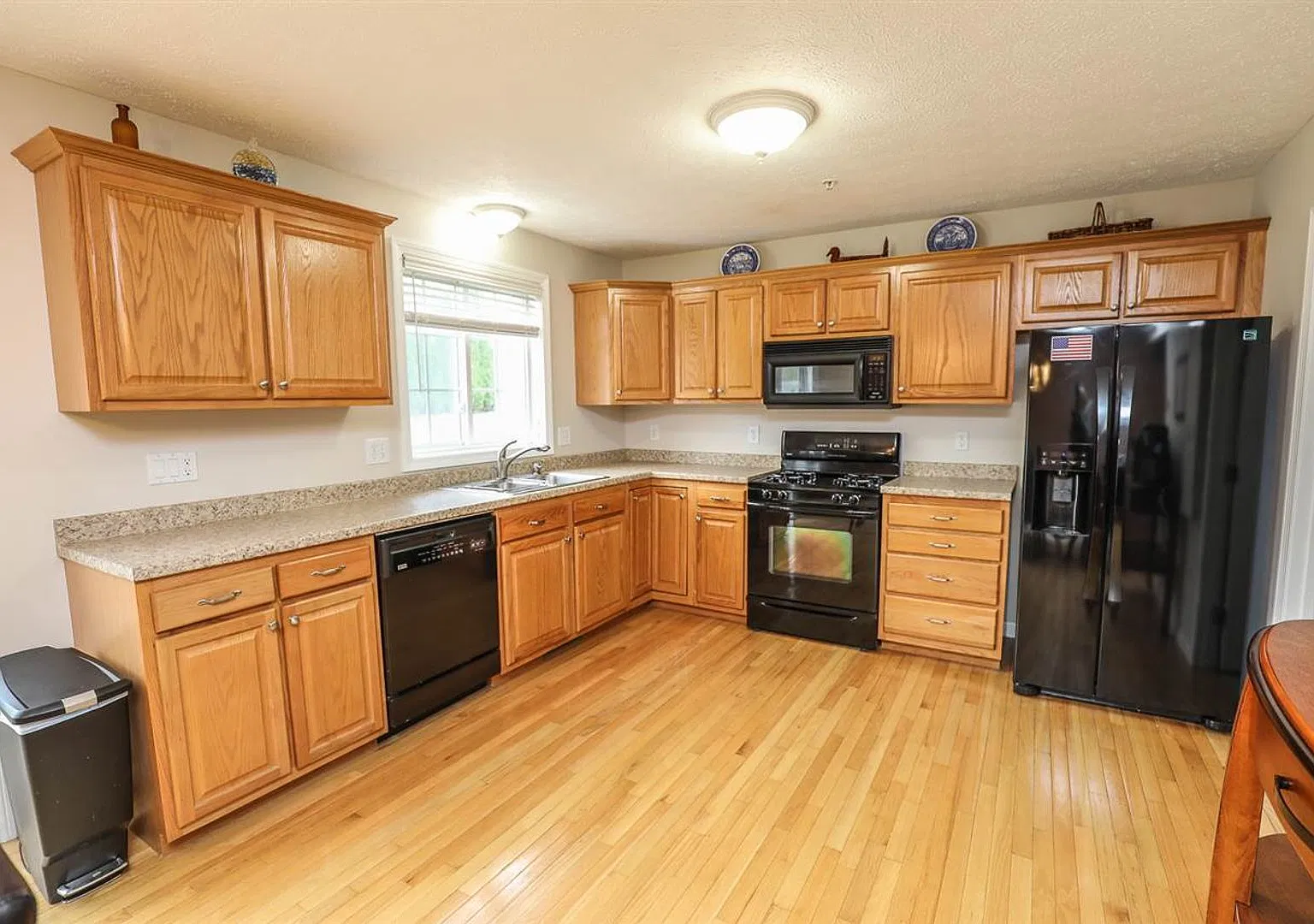 Beautifully and well maintained townhouse in desirable Georgetowne Condo Association. — Photo 4
