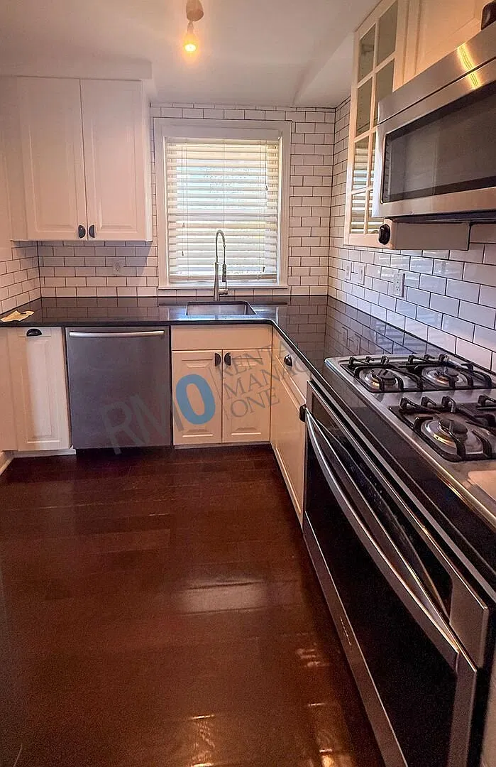 Great Ann Arbor Location 2-Bedroom End Unit! — Photo 4