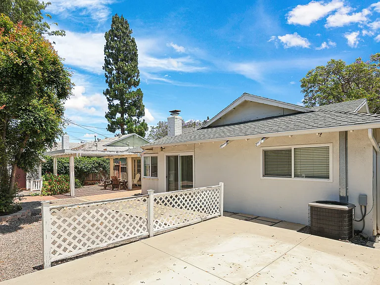 352 S Pine St — Photo 26