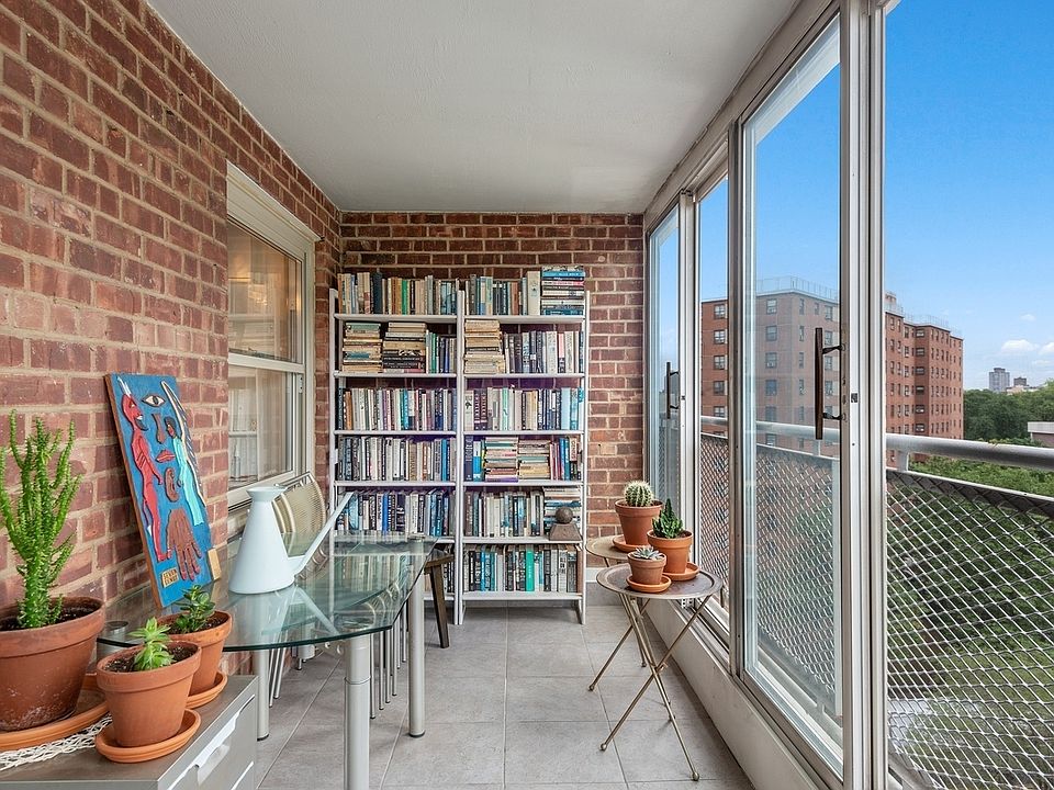 1st image of 70 La Salle St APT 10G