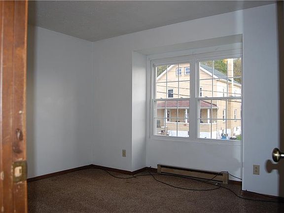 3rd image of 230 Hallock Ave APT 33