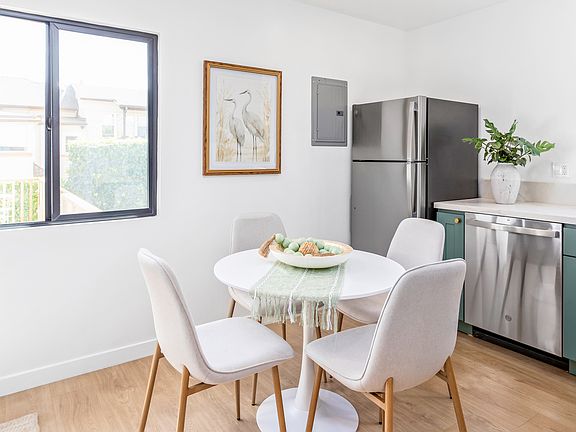 4th image of 1031 De La Vina St #B
