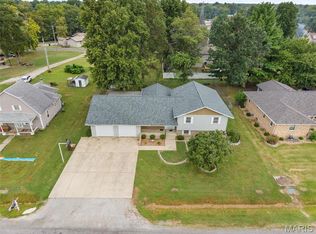 1005 E Henry St, Staunton, IL 62088