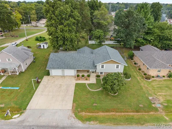 1005 E Henry St, Staunton, IL 62088