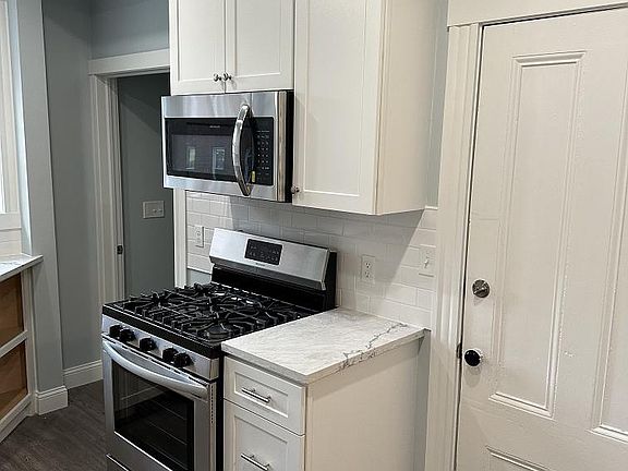 Gas stove and built-in microwave